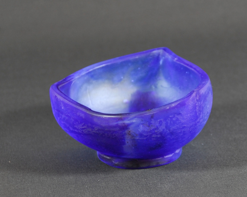 Coupelle triangulaire bleue, Georges et Monique  Stahl